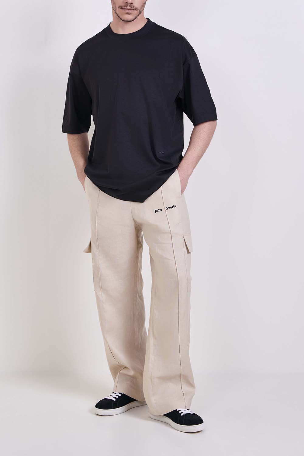 תמונת כל הלוק של חולצת טי בגזרה משוחררת